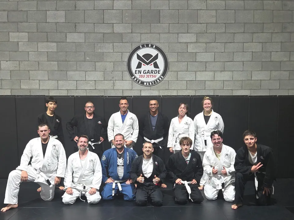Groupe d'adultes pratiquants du club En Garde Jiu-Jitsu, en gi